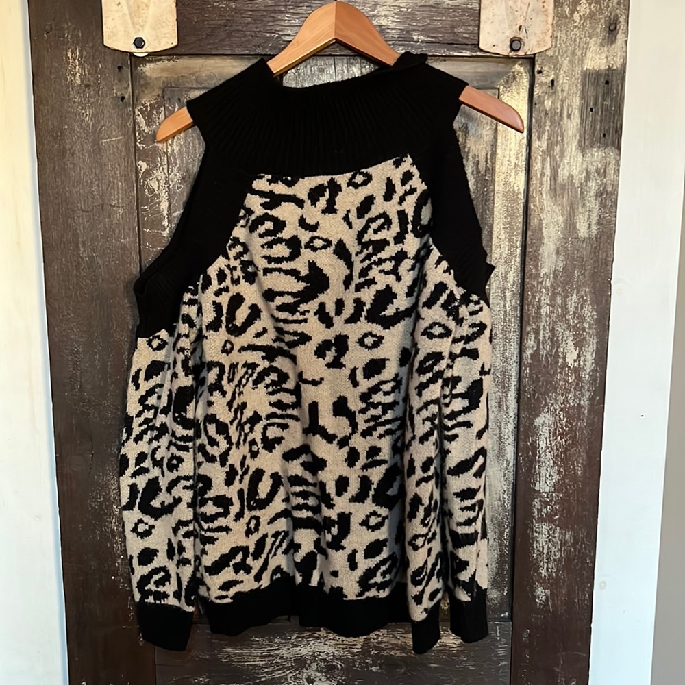 Main Trip pick a boo shoulder sweater